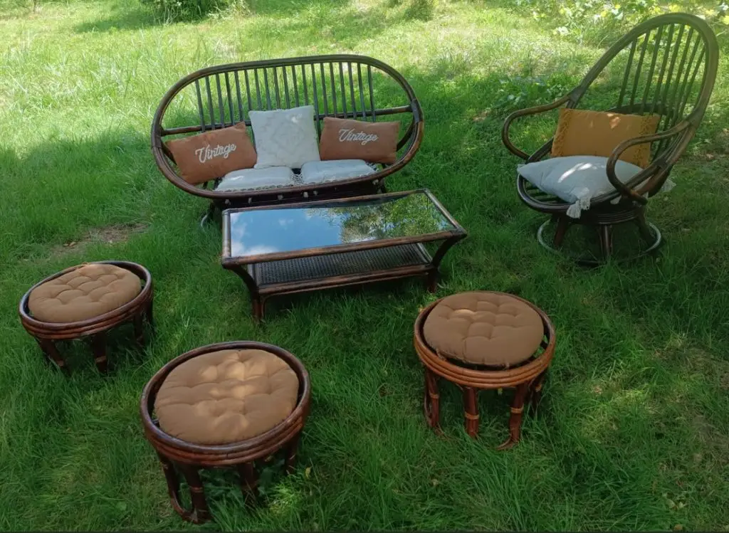 salon en rotin proposé à la location pour un mariage