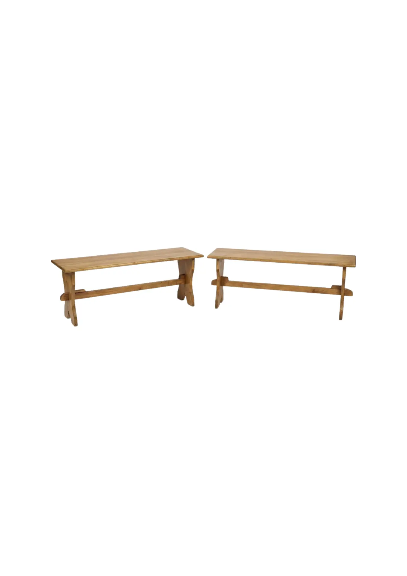 petits bancs en bois clair proposé à la location pour un mariage