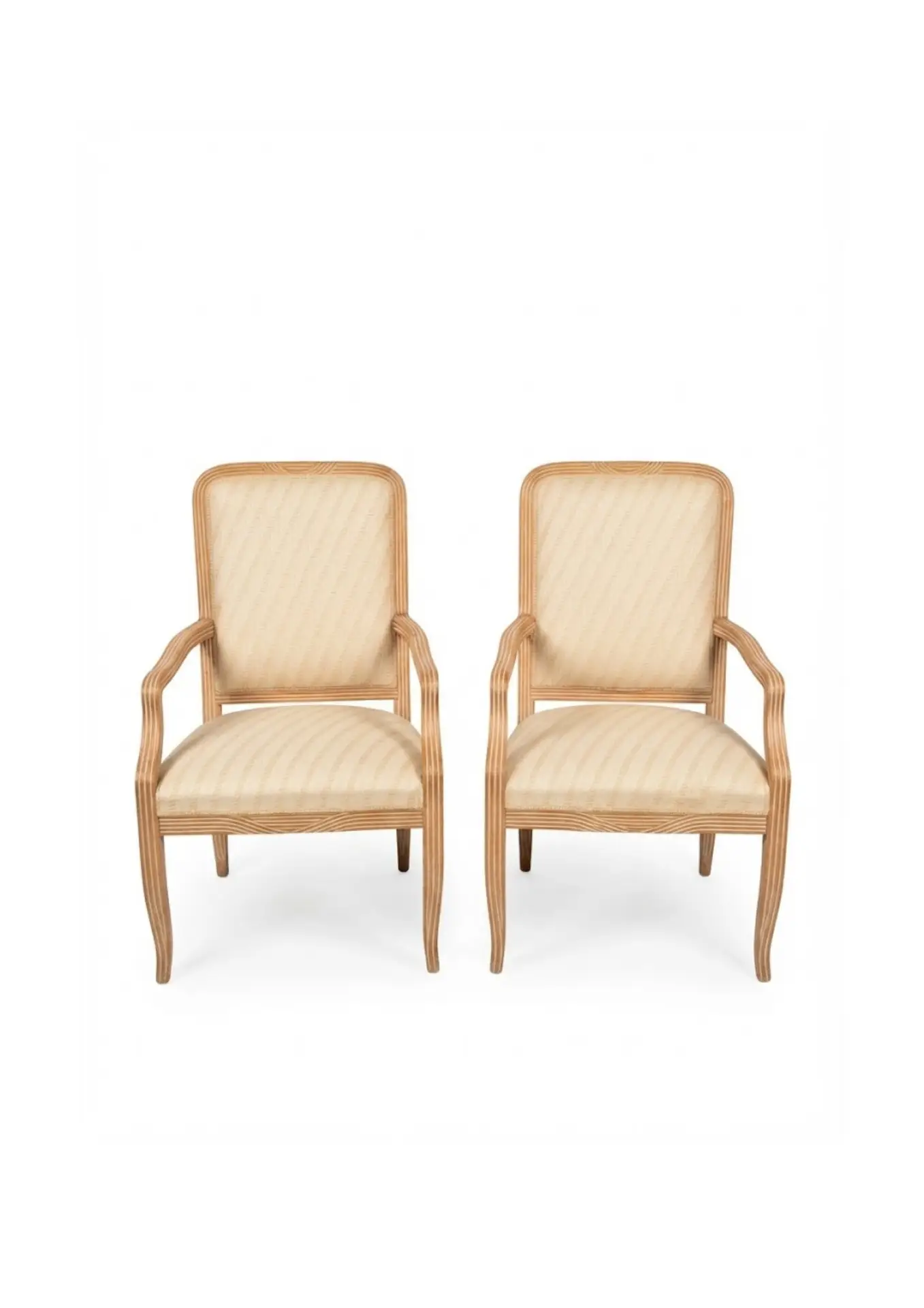 fauteuil bois clair tissu blanc proposé à la location pour un mariage