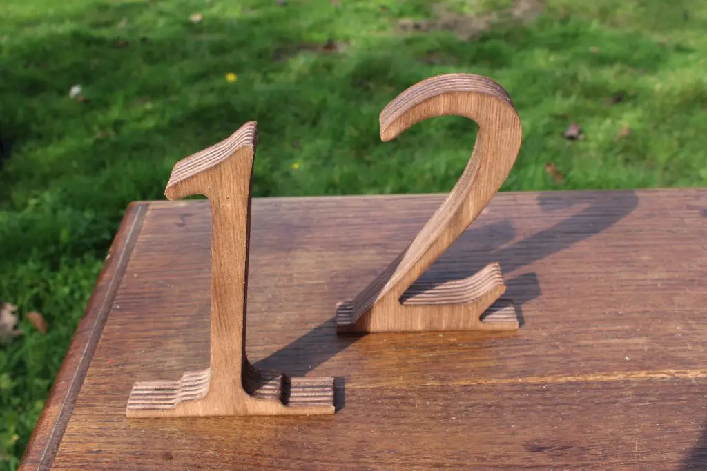 numéro de table bois proposé à la location pour un mariage