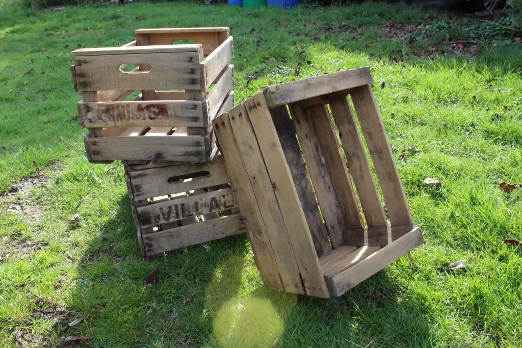 caisse ancienne bois vintage proposée à la location pour un mariage