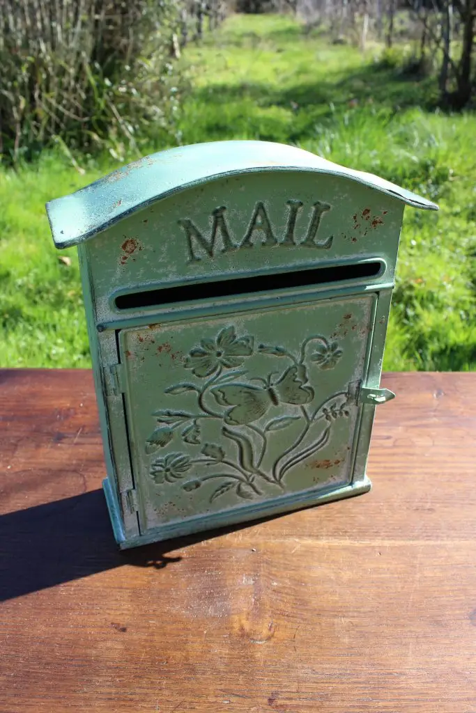 Boîte aux lettres urne proposée à la location pour un mariage