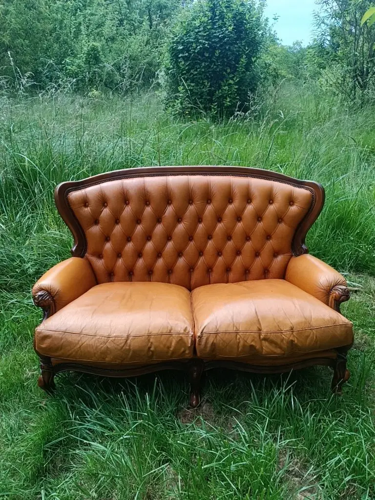 canapé Charleston cuir proposé à la location pour un mariage