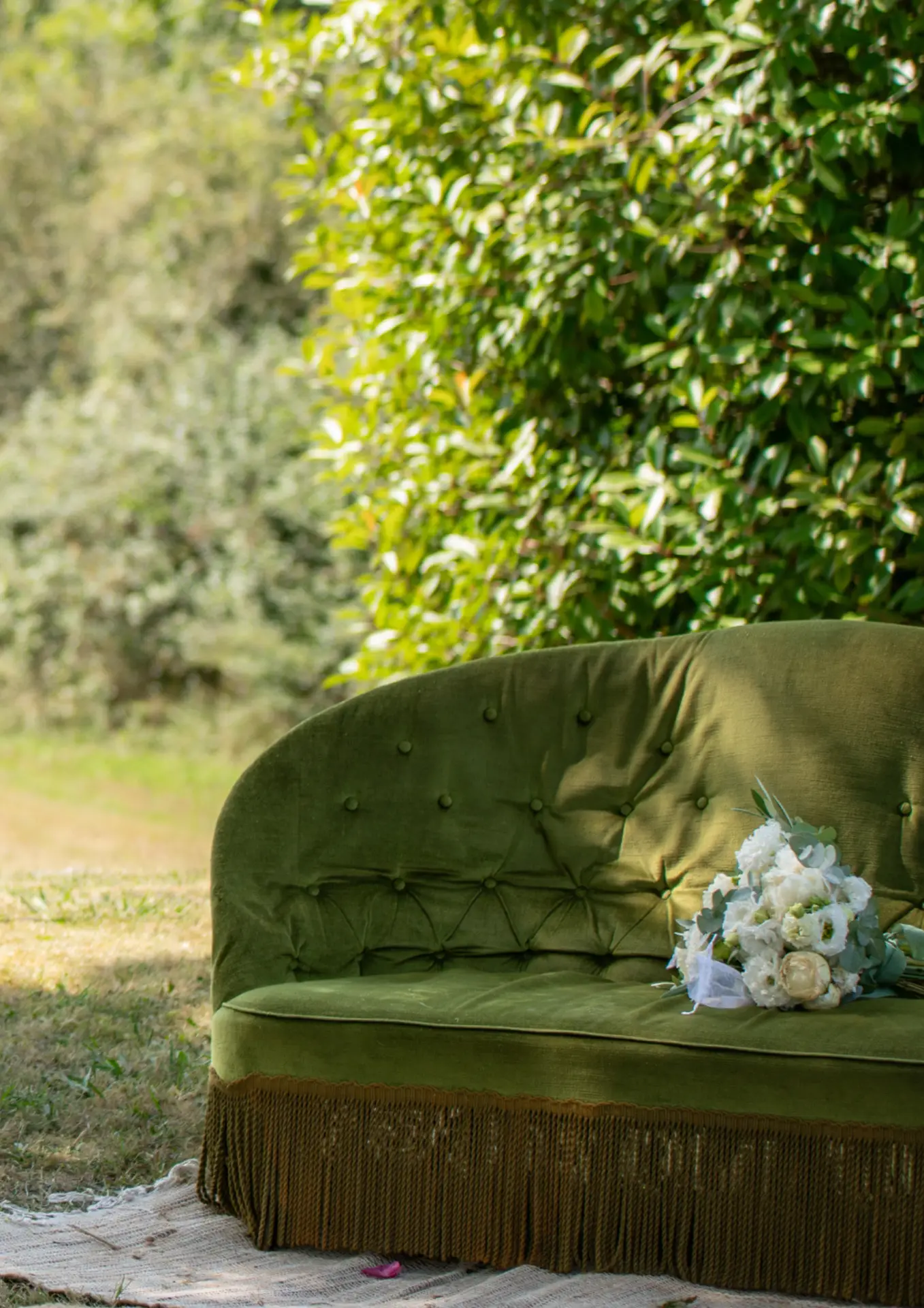 canapé vintage velours vert proposé à la location pour un mariage