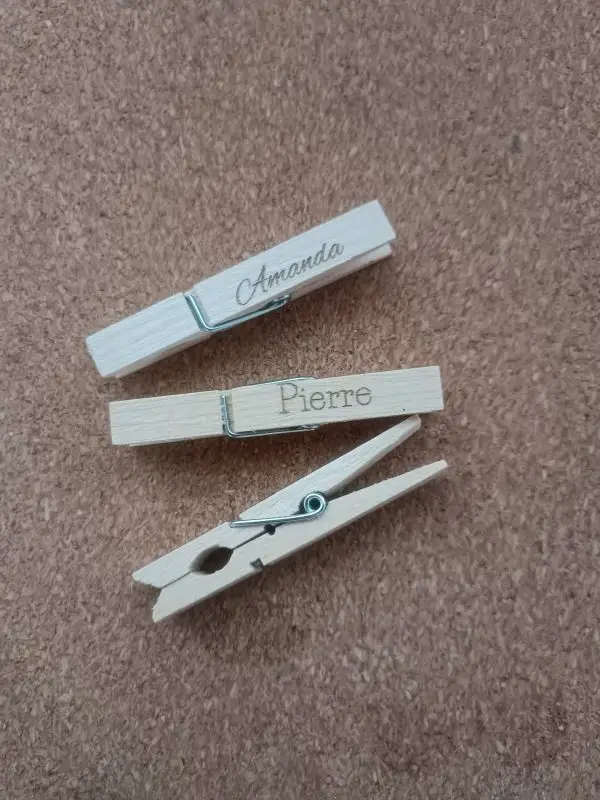 Marque place Pince en bois