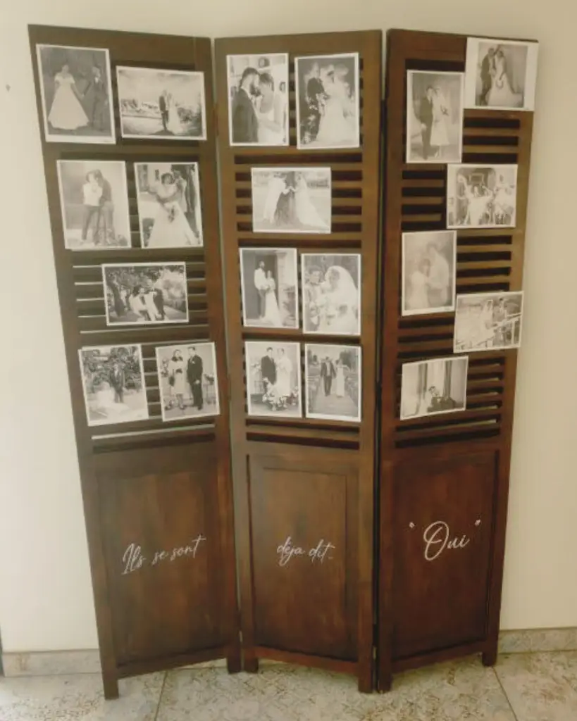 Paravent en bois foncé proposé à la location pour un mariage