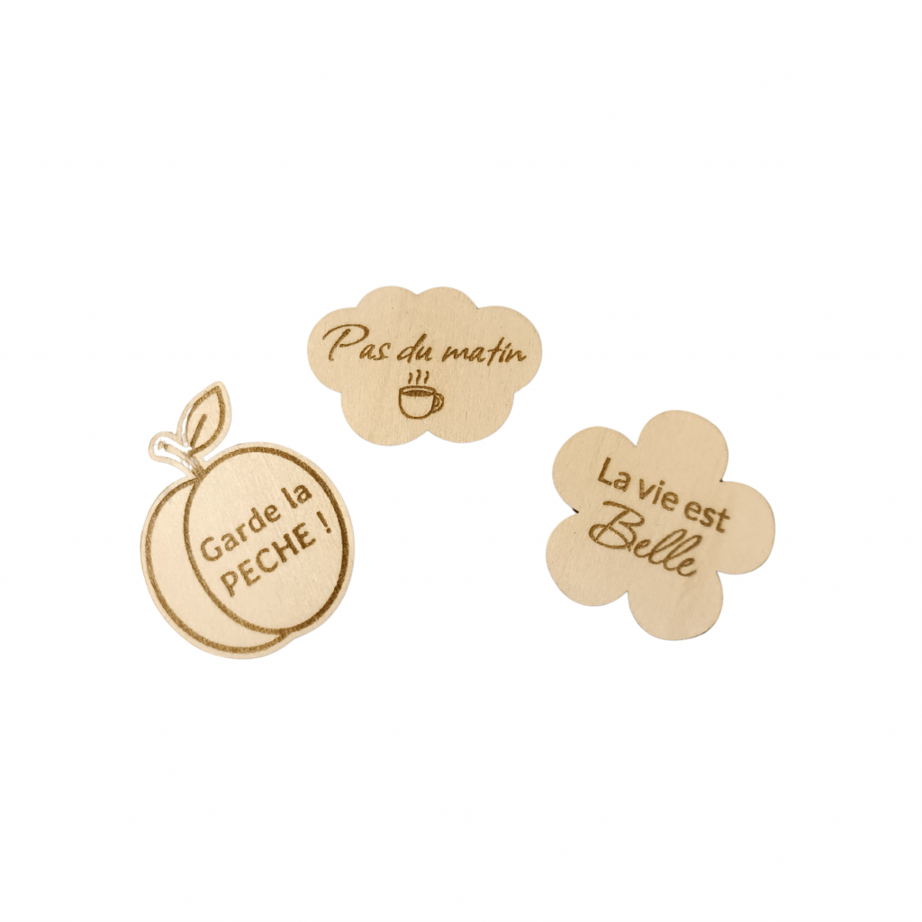 Gravure personnalisée sur bois Pin's cadeaux invités mariage