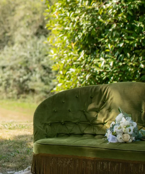 canapé vintage velours vert proposé à la location pour un mariage